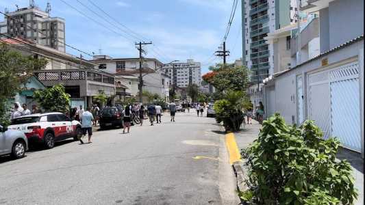 Fãs de Pelé fazem fila no entorno da Vila Belmiro para se despedir do Rei do Futebol