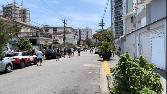 Fãs de Pelé fazem fila no entorno da Vila Belmiro para se despedir do Rei do Futebol