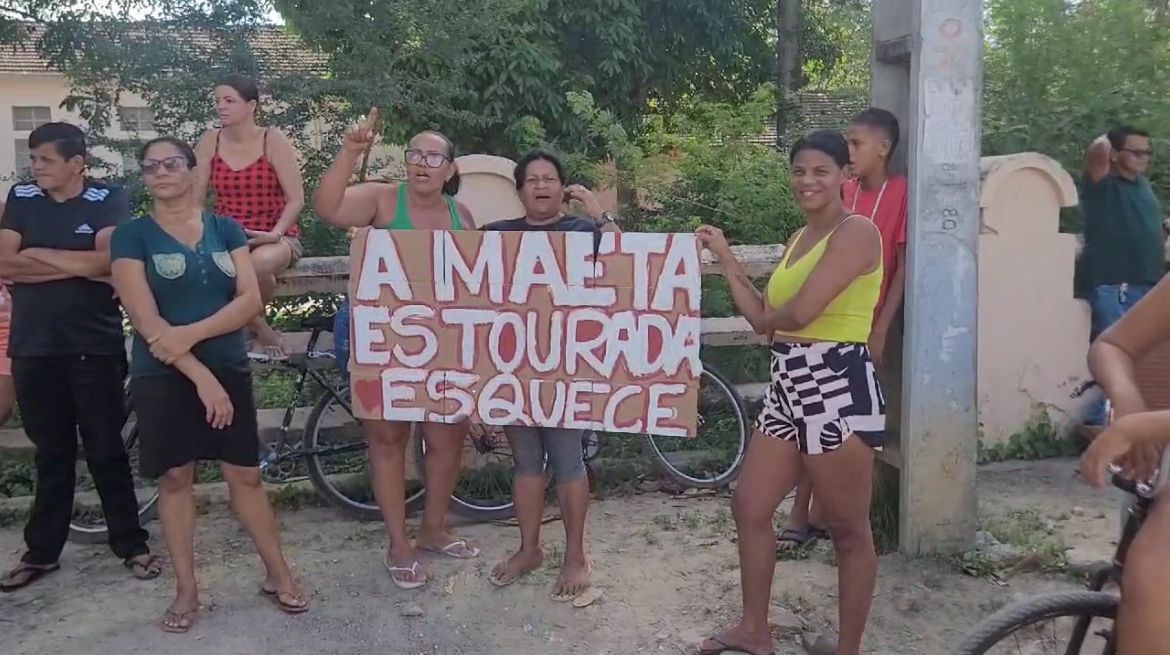 Com cartazes, fãs de Deolane Bezerra se mobilizam em frente ao presídio: 'Solta a mãe'