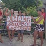 Com cartazes, fãs de Deolane Bezerra se mobilizam em frente ao presídio: 'Solta a mãe'