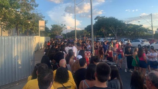 Fãs enfrentam filas na chegada do show do Skank