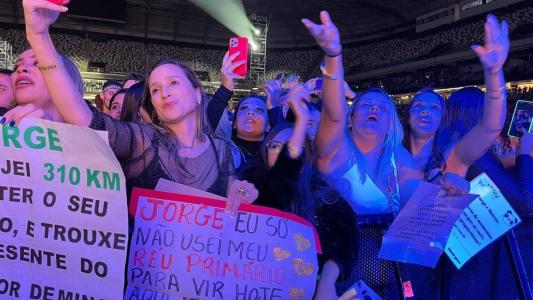 Fãs exibem cartazes para dupla Jorge e Mateus