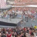 Veja o momento em que fãs de Taylor Swift foram avisados sobre adiamento de show no Rio
