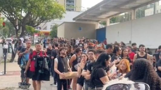 Fãs já ocupam quarteirão aguardando show do Evanescence