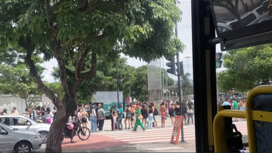 Fãs mal controlam a ansiedade para o inicio do show na porta do Mineirão