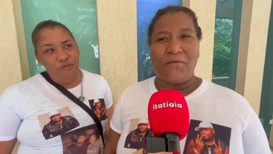 Fãs usam roupas personalizadas em despedida do cantor
