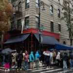 Fãs de Matthew Perry colocam flores na porta do prédio onde 'Chandler' morava em Friends 