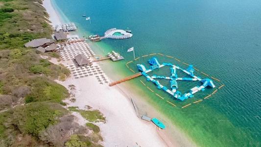 Fatalidade aconteceu em um brinquedo aquático do clube de luxo em Jericoacoara; turista tinha 55 anos