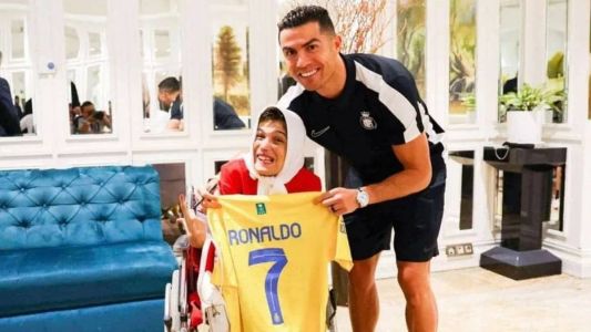 Fatemeh Hamami (esq) e Cristiano Ronaldo (dir) durante encontro no Irã