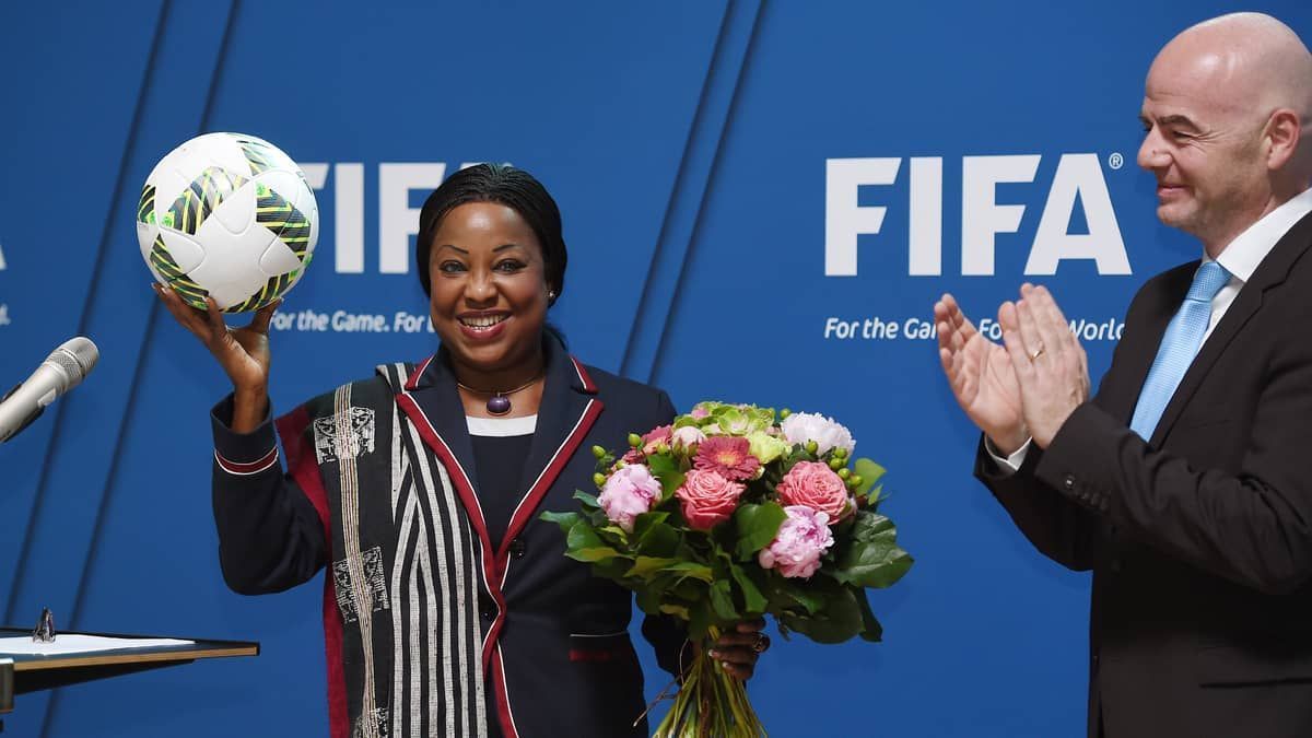 Primeira mulher secretária-geral da Fifa anuncia que deixará o cargo
