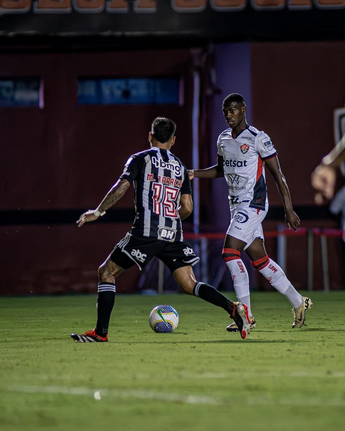 Sem espaço no Vitória, joia da base vive impasse e pode deixar o clube de graça