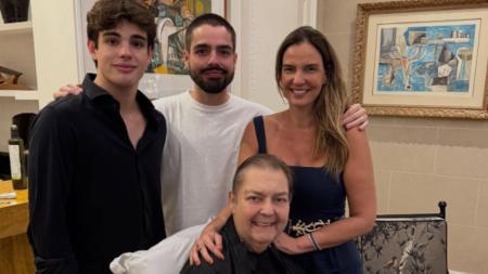 Faustão surge em foto com esposa e filhos
