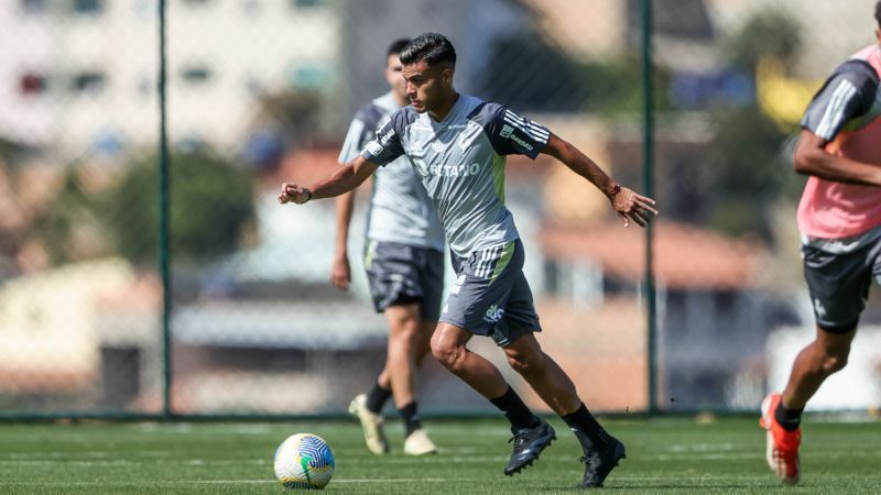 Reforço treina com grupo em campo e estreia pelo Atlético se aproxima
