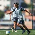 Reforço treina com grupo em campo e estreia pelo Atlético se aproxima