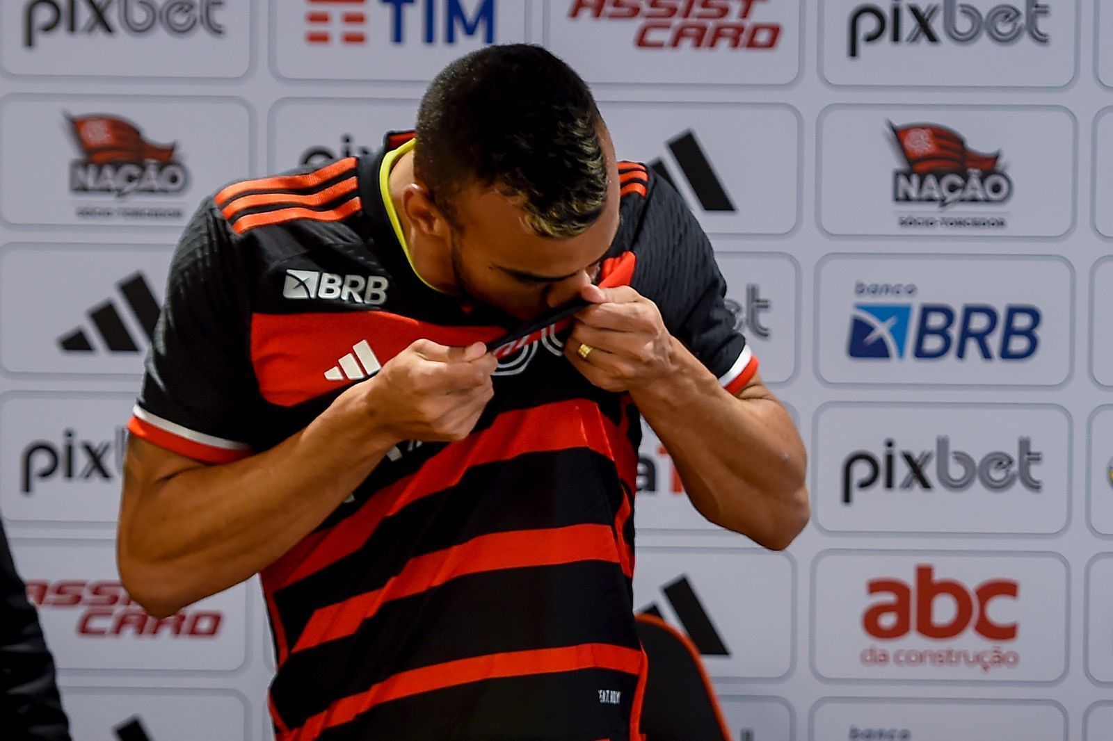 Fabrício Bruno celebra renovação com o Flamengo e sonha com a Seleção Brasileira