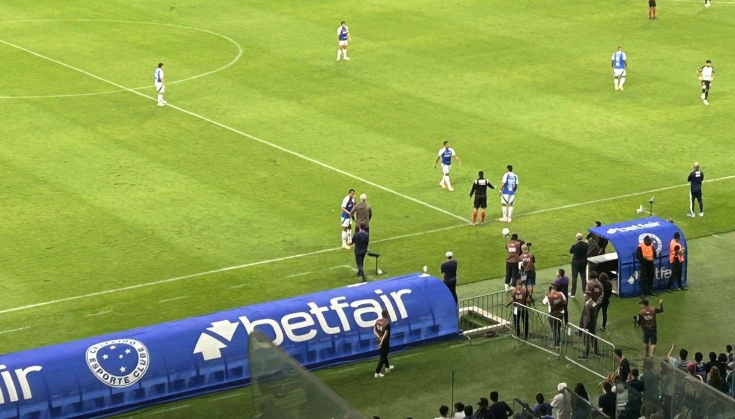 Destaque do Cruzeiro tem encontro especial com Dorival em goleada sobre o Corinthians