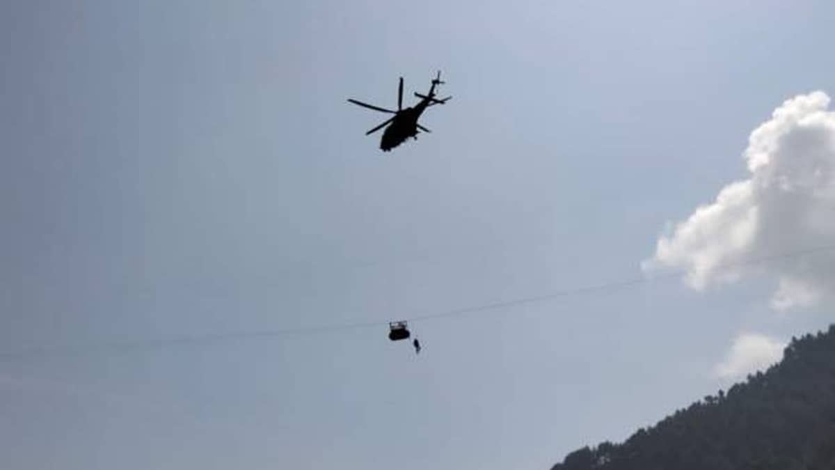Cabo rompe e deixa cinco crianças e um adulto presos em teleférico no Paquistão; vídeo
