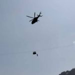 Cabo rompe e deixa cinco crianças e um adulto presos em teleférico no Paquistão; vídeo