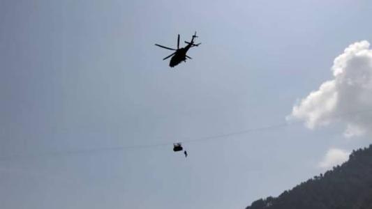 Helicóptero não pode chegar muito perto da cabine, pois pode quebrar a única corrente que sustenta o teleférico