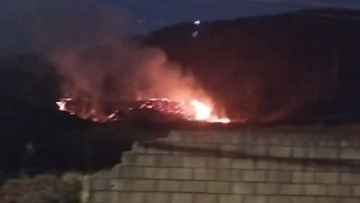 Vídeo: bombeiros combatem incêndio próximo à Serra do Rola Moça