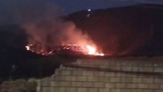 Três viaturas combatem chamas próximas à Serra do Rola Moça