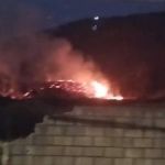 Vídeo: bombeiros combatem incêndio próximo à Serra do Rola Moça