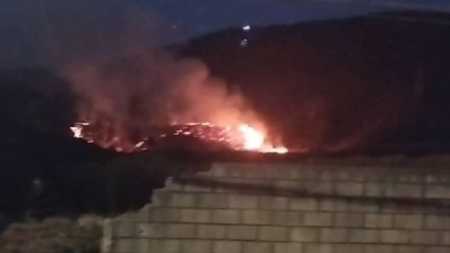 Três viaturas combatem chamas próximas à Serra do Rola Moça