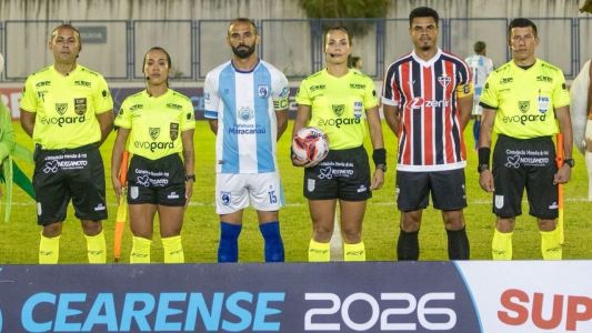Capitães de Maracanã e Ferroviário posam ao lado da equipe de arbitragem da partida do Campeonato Cearense