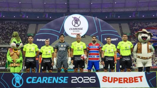 Capitães de Ceará e Fortaleza posam ao lado da equipe de arbitragem do Clássico-Rei desse domingo (8)