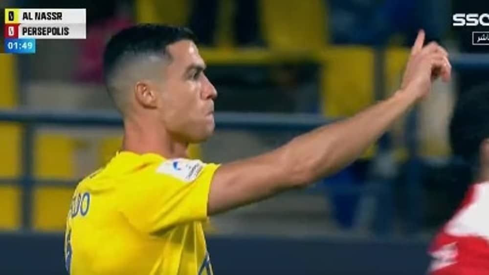 Cristiano Ronaldo sofre pênalti mas 'corrige' marcação do árbitro; veja