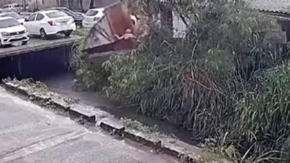 Vídeo: idosa desaparece após muro de casa ceder e cair dentro de canal no RJ
