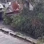 Vídeo: idosa desaparece após muro de casa ceder e cair dentro de canal no RJ