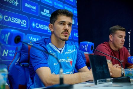 Vinicius Silvestre durante coletiva de apresentação