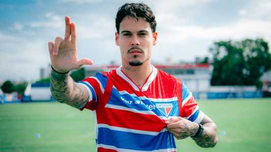Zagueiro Luan Freitas posa com a camisa do Fortaleza