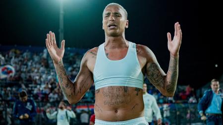 Atacante Deyverson, de joelhos, agradece por vitória do Fortaleza sobre o RB Bragantino fora de casa
