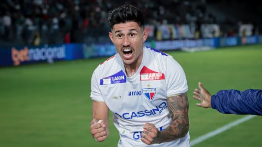 Adam Bareiro comemora gol do Fortaleza contra o RB Bragantino