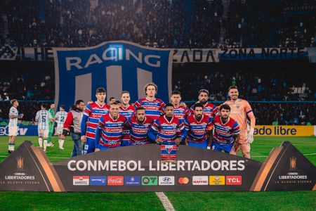 Jogadores do Fortaleza posam para foto antes de jogo pela Copa Libertadores
