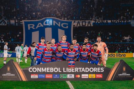 Jogadores do Fortaleza posam para foto antes de jogo pela Copa Libertadores