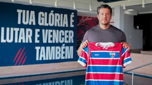 Técnico Thiago Carpini posa com camisa do Fortaleza