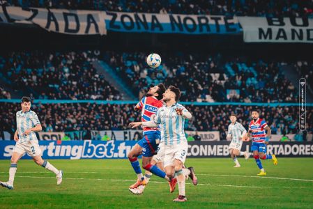 Lucero disputa bola contra o marcador do Racing-ARG