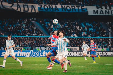 Lucero disputa bola contra o marcador do Racing-ARG
