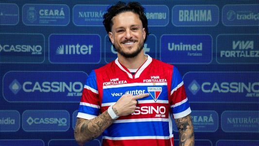 Lucas Crispim posa com a camisa do Fortaleza durante apresentação oficial