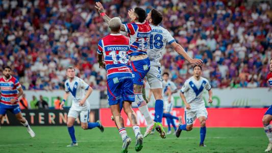 Ávila, do Fortaleza, disputa bola aérea com Magallán, do Vélez Sarsfield-ARG
