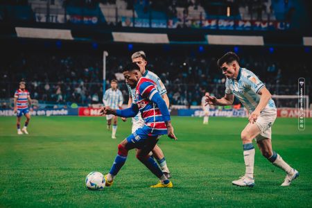 Marinho, do Fortaleza, com a bola dominada sendo marcado pelos adversários