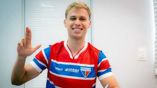 Volante Ronald posa com a camisa do Fortaleza no momento da assinatura do contrato