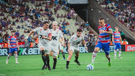 Jogadores de Santos e Fortaleza em jogo válido pela 12ª rodada do Campeonato Brasileiro