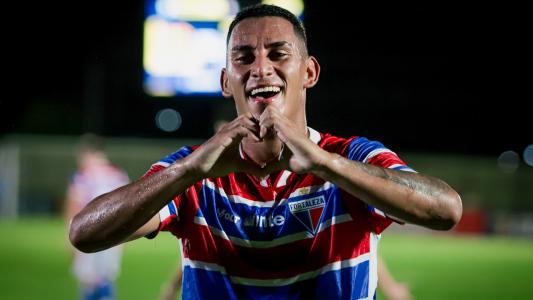 Volante Rodrigo comemora gol da vitória do Fortaleza sobre o Horizonte