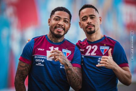 Marinho (à esq.) e Yago Pikachu posam para foto durante treino do Fortaleza