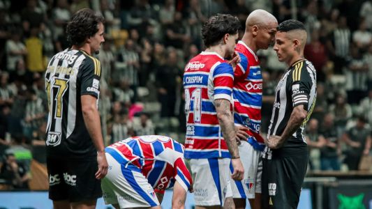 Jogadores de Fortaleza e Atlético no último confronto entre as equipes, no dia 12 de novembro
