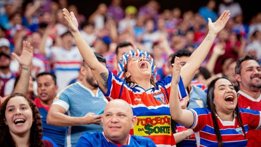 Torcedores do Fortaleza na arquibancada da Arena Castelão